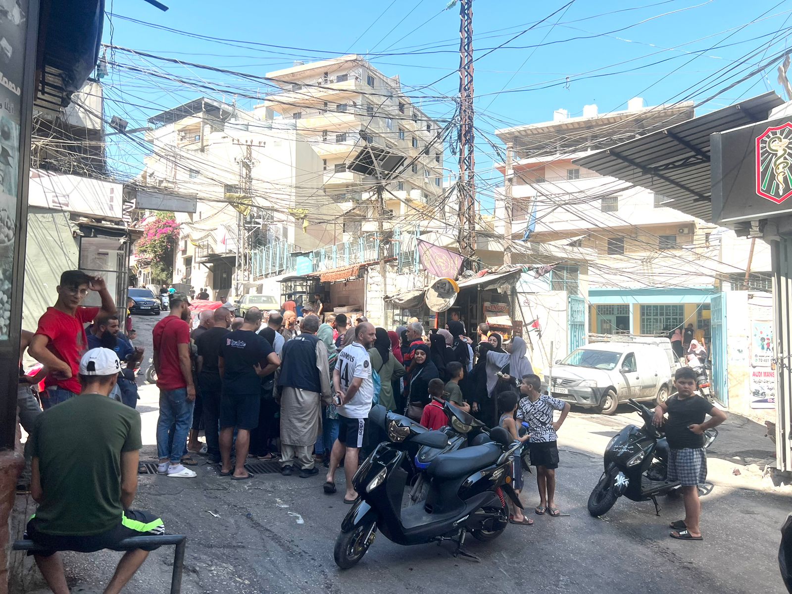 اهالي مخيم البداوي يقطعون الطريق داخل المخيم احتجاجاً على انقطاع  الكهرباء
